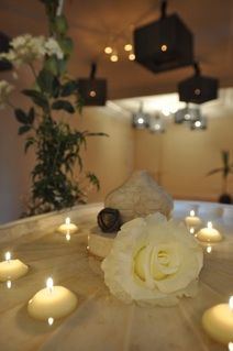 Agamede Centro de Terapias Naturales velas con rosas blancas